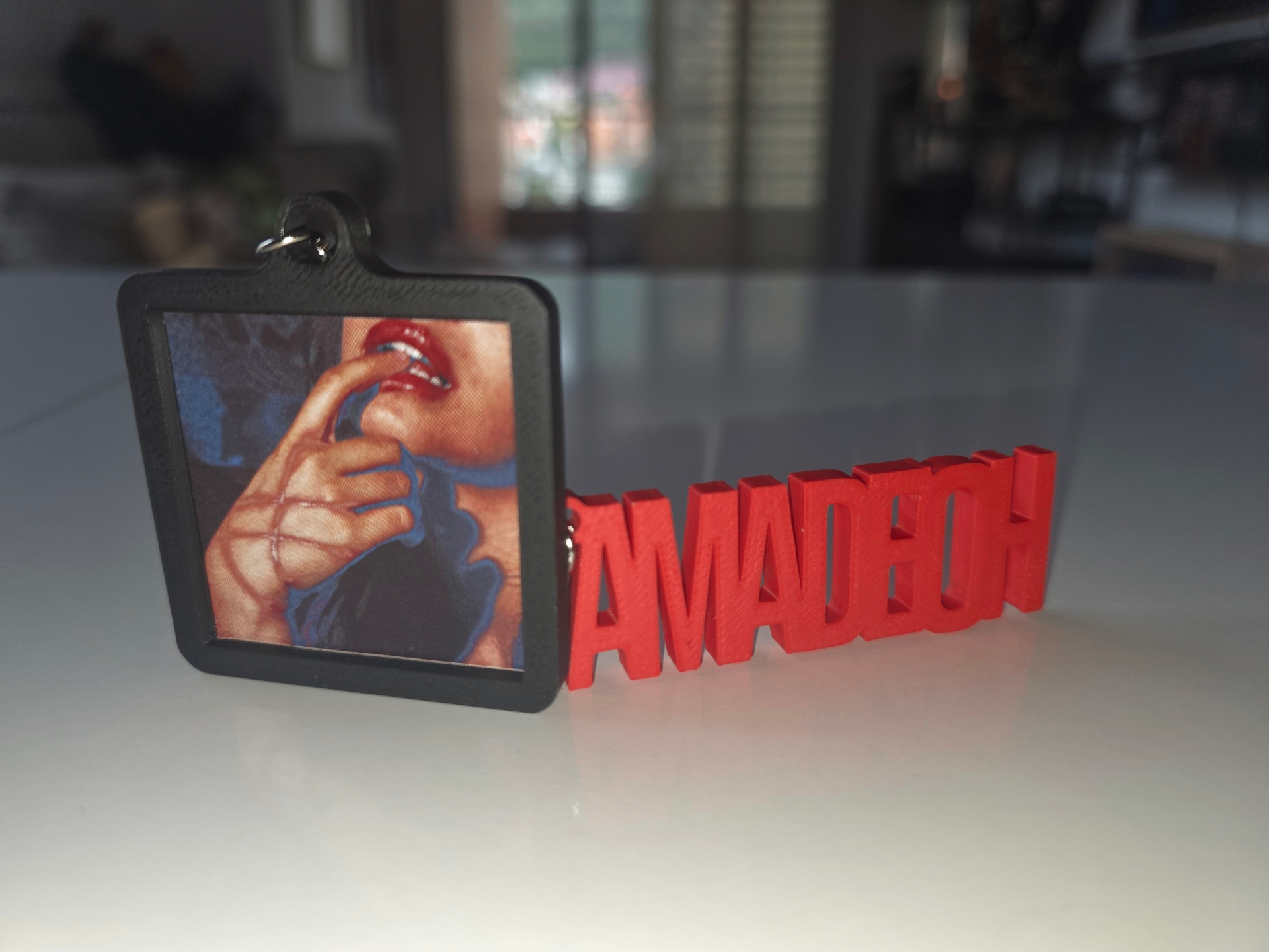Llavero AMADEOH con foto impresa a color y nombre en 3D rojo