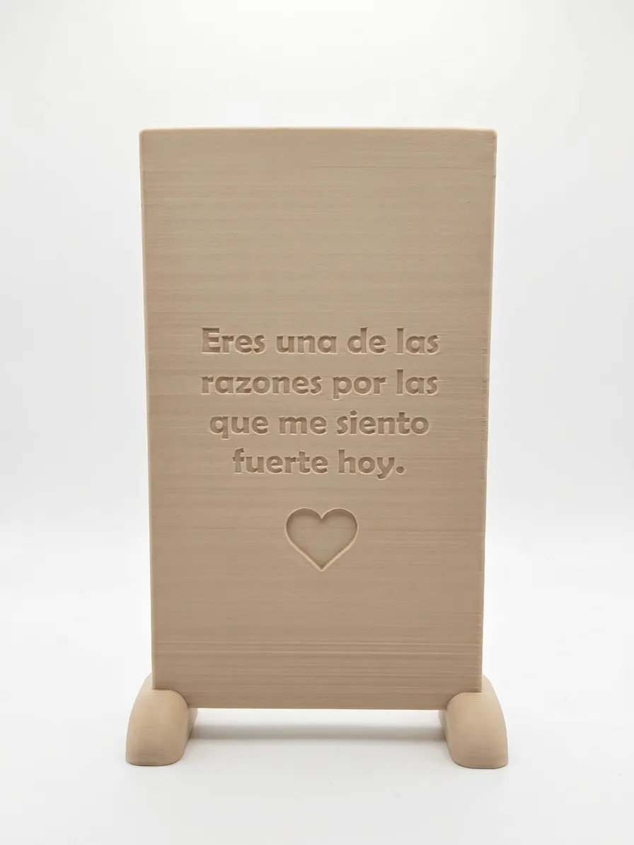 Reverso del portarretrato con frase grabada y corazón