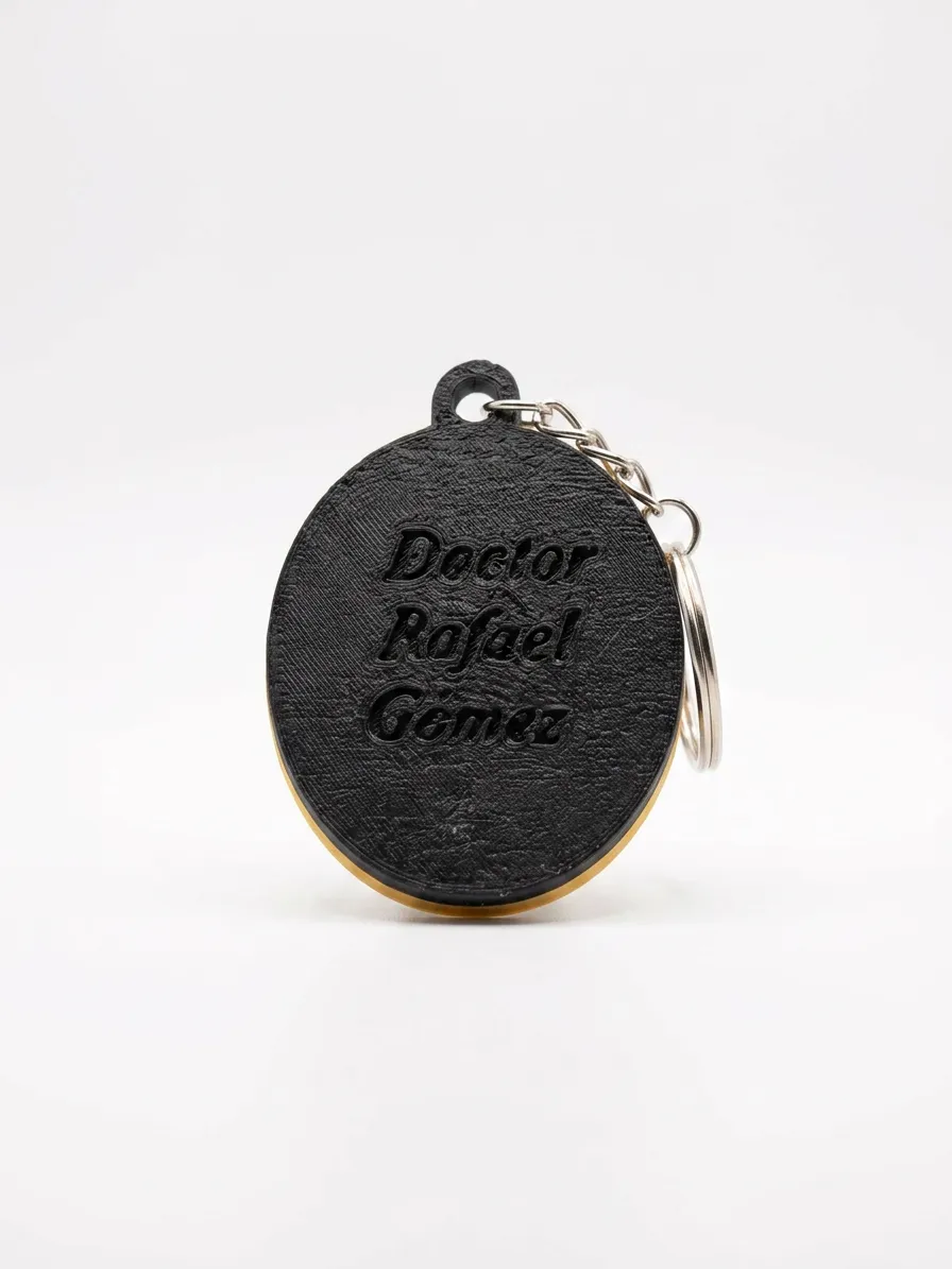 Reverso del llavero con texto grabado 'Doctor Rafael Gómez'