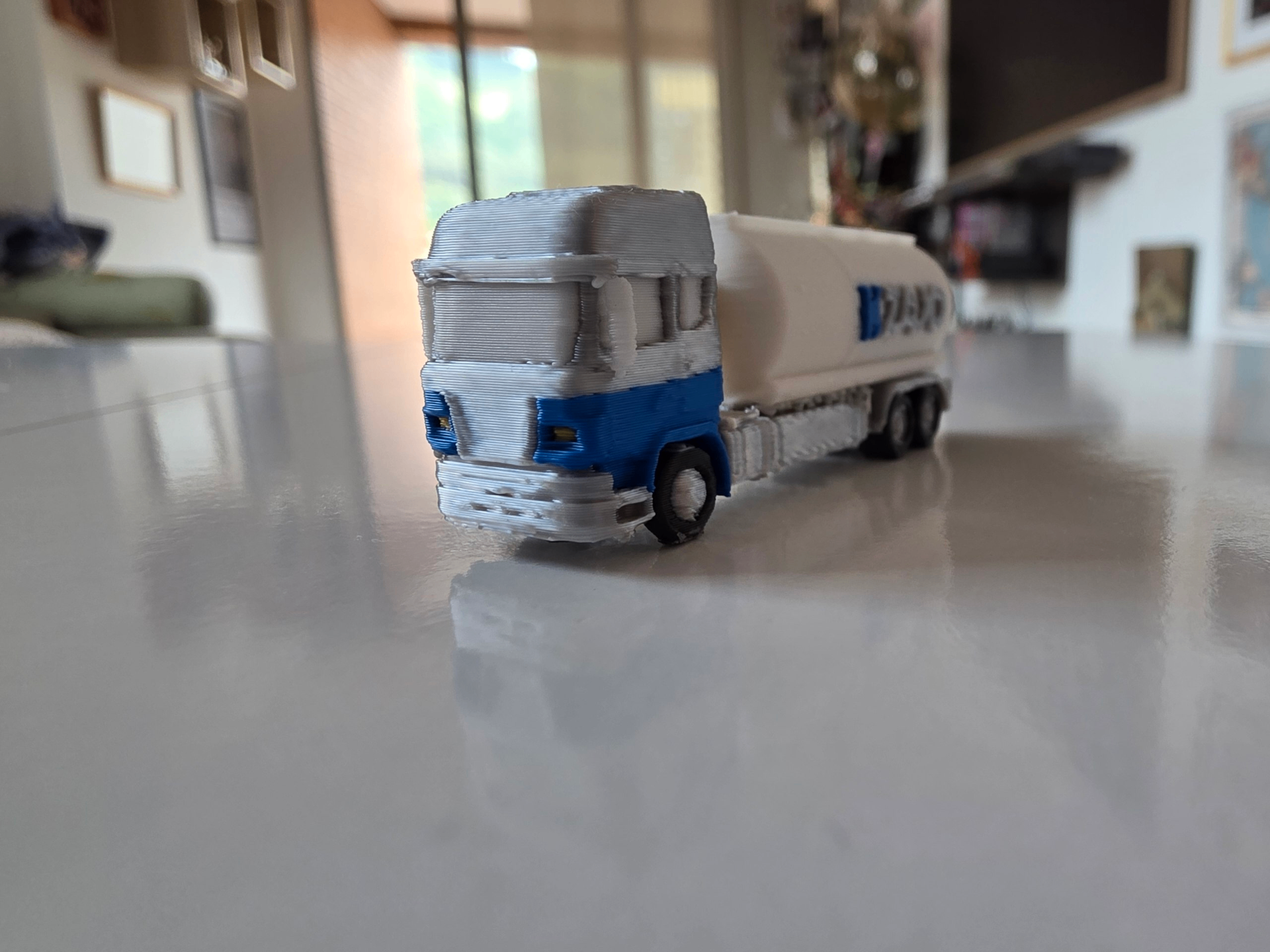 Camión cisterna KZAJO impreso en 3D — vista frontal